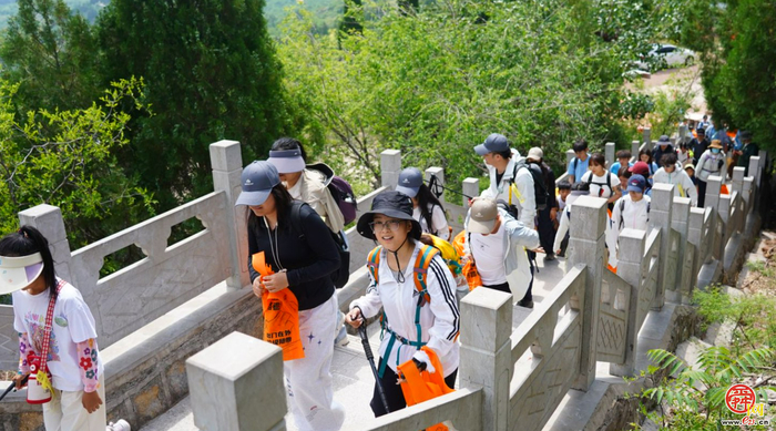 济南“一城山色”助残净山行动 ——守护青山传递温暖