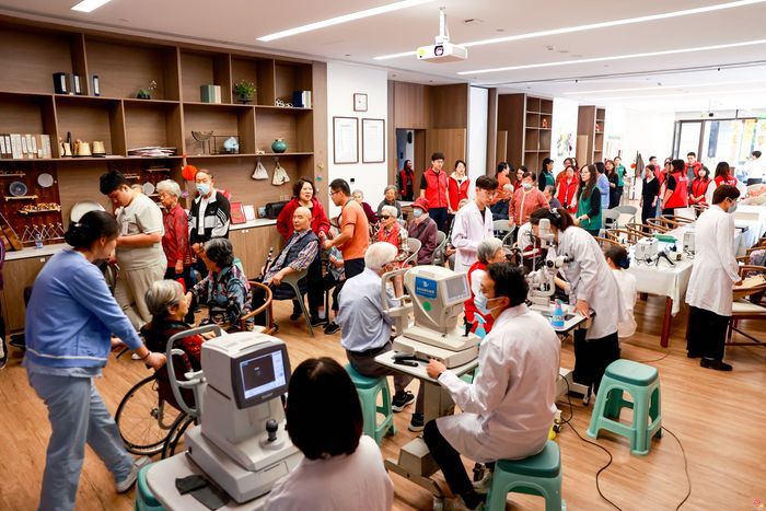 历下区：国企党工委联合省眼科医院开展重阳敬老义诊活动