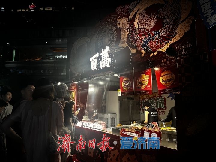 碳水狂欢点燃泉城消费热潮 济南恒隆广场汉堡节人潮涌动