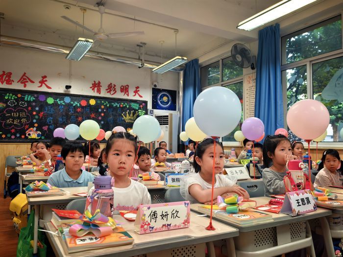 【你好 一年级】雏燕逐梦 红星启航 ——济南市历下区燕山小学举行2026级新生入学仪式