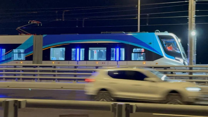 项目强省会｜济南首辆穿越黄河的有轨电车进行热滑试车，预计2025年年底通车