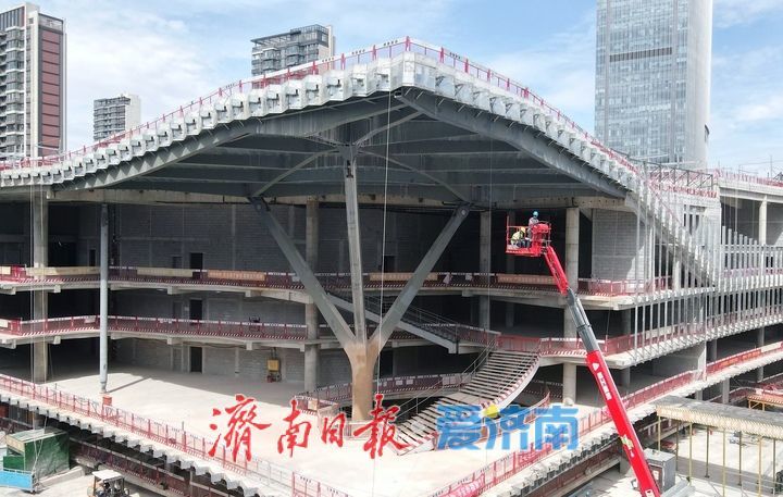 济南中央商务区艺术剧院项目开始外立面幕墙施工