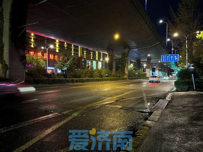 记者夜探城区排雨情况：部分路段有少量积水，通行平稳