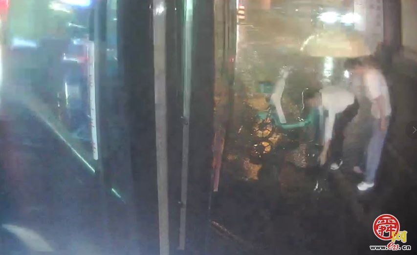 暴雨中守护出行安全 公交驾驶员暖心举动显担当