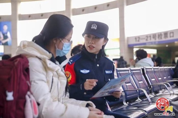 等车的间隙，天桥交警为你上一堂生动有趣的反诈课 　　