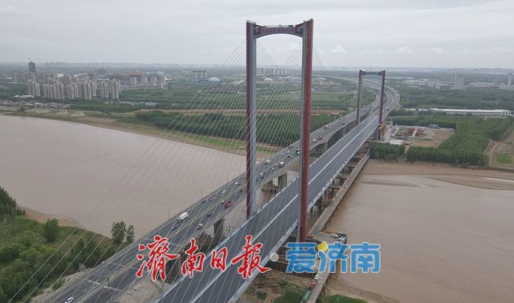 京台高速黄河特大桥主桥铺装接近尾声