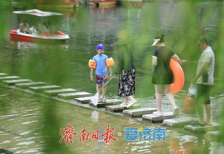 一年四季 泉在济南丨高温来袭，泉城市民“门牙”戏水享清凉