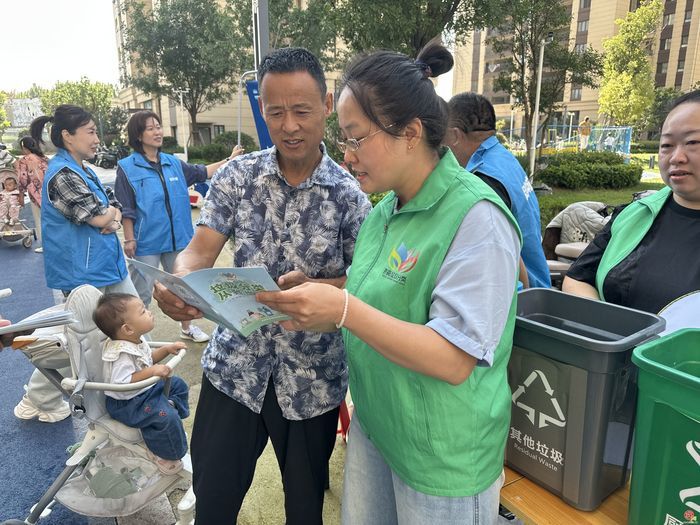 一对一教用“掌上城管”，趣味游戏学垃圾分类——市智慧城管中心深入济齐路社区