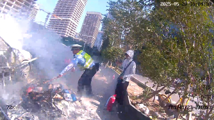 三轮车自燃险引连环火，他们在浓烟中抢出安全距离