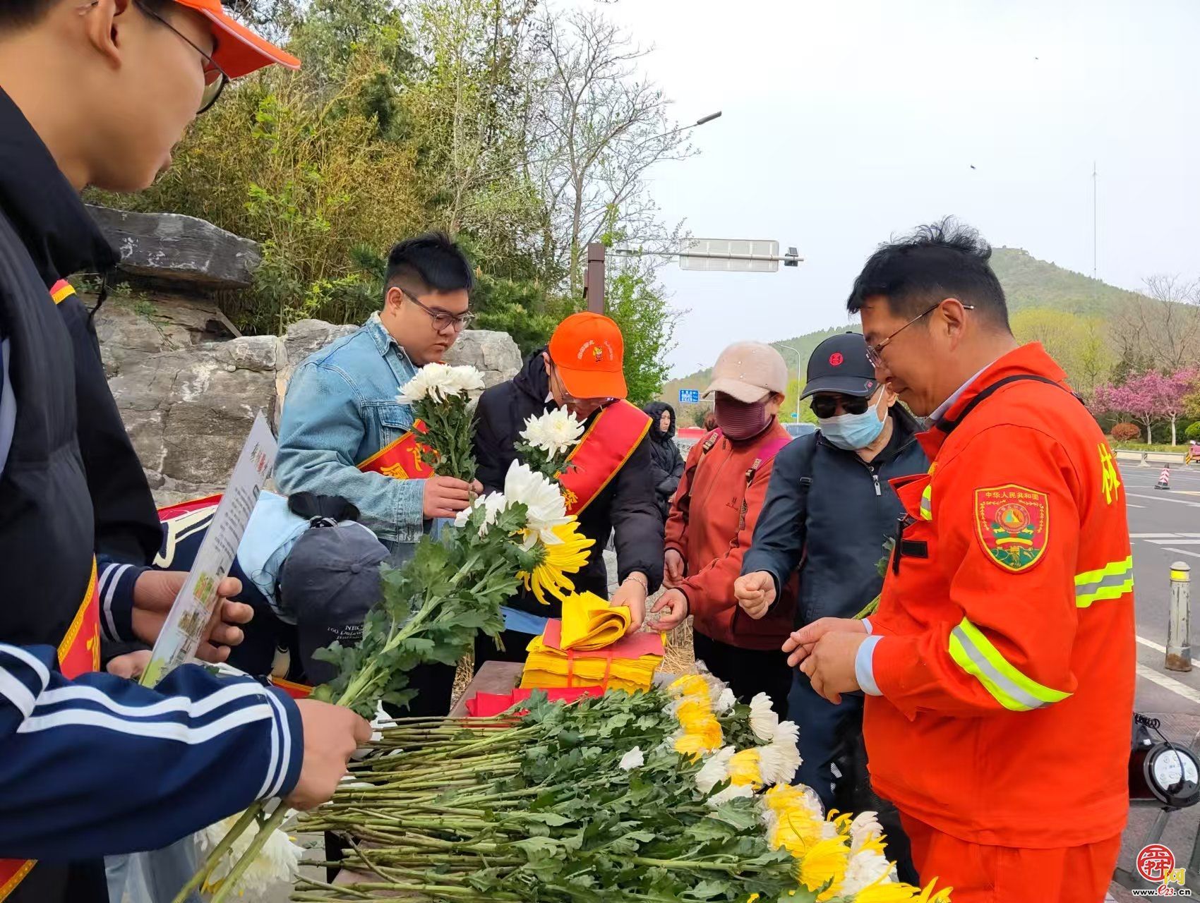 鲜花寄哀思，清明亦文明—济南市林场举办“送您一枝鲜花请把火种留下”志愿服务活动