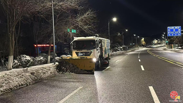 除雪破冰 鏖战寒潮——易通城服昼夜抢通“城市动脉”