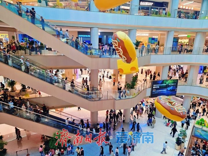 济南假日商圈人气旺 消费热潮焕活力