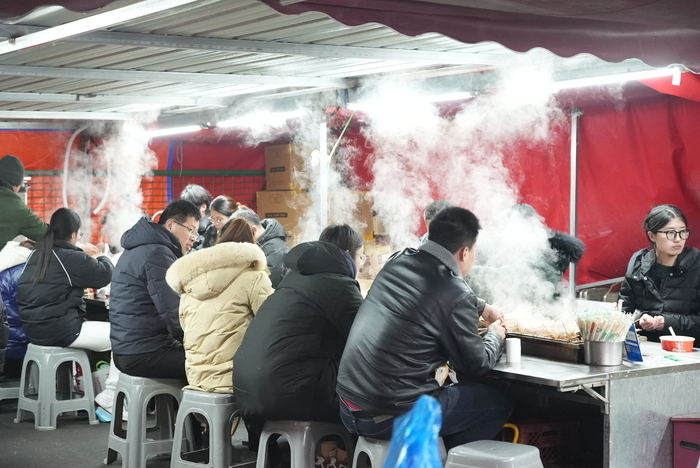 寒冬夜市 感受一抹温暖的烟火