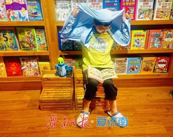 书海纳凉，济南“避暑书房”受欢迎