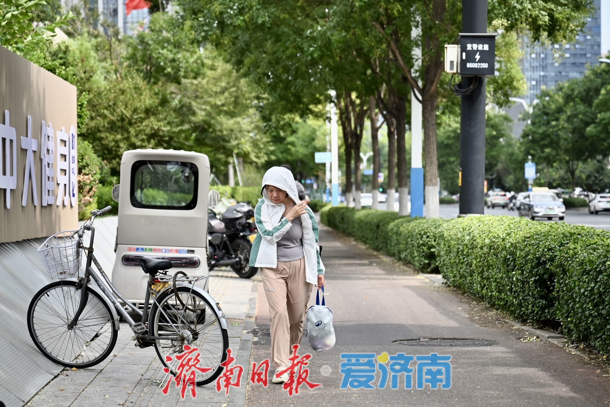 冷空气到访降温明显 济南市民添衣迎微凉秋日