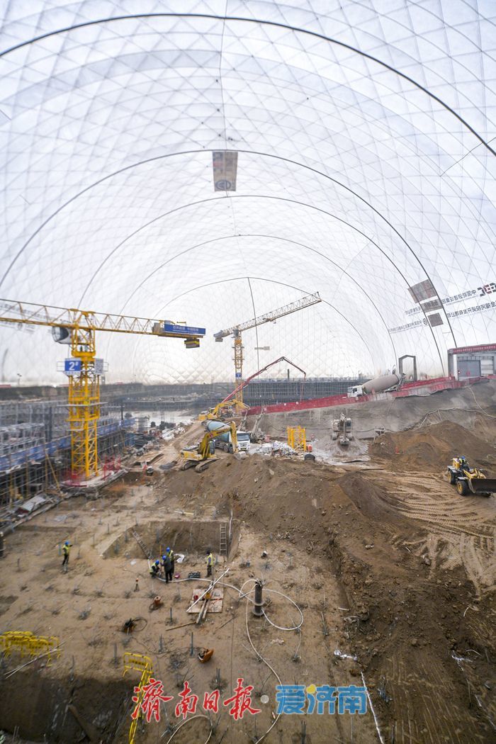 洪楼1905项目基坑气膜内日夜抢工