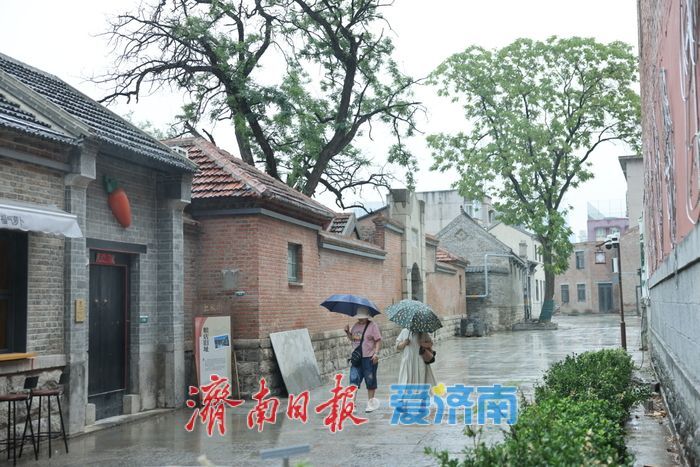 一年四季 泉在济南丨雨中上新街，别有一番韵味