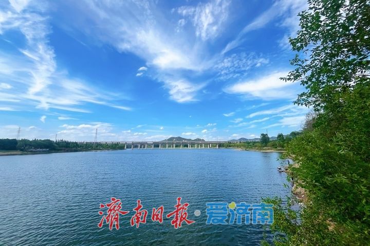 蓝天碧水皆诗意 夏日山河尽画卷