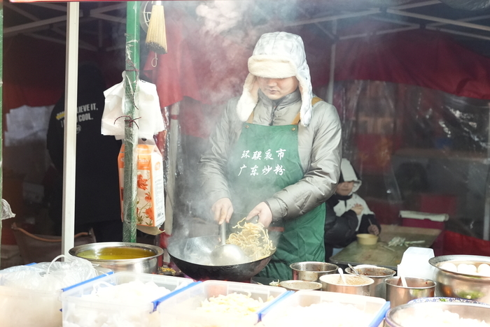 寒冬夜市 感受一抹温暖的烟火