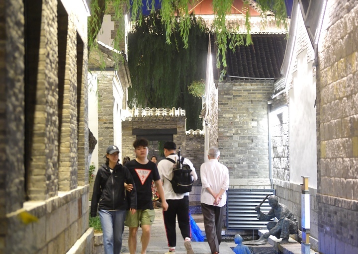 泉城夜浪漫 消夏烟火浓