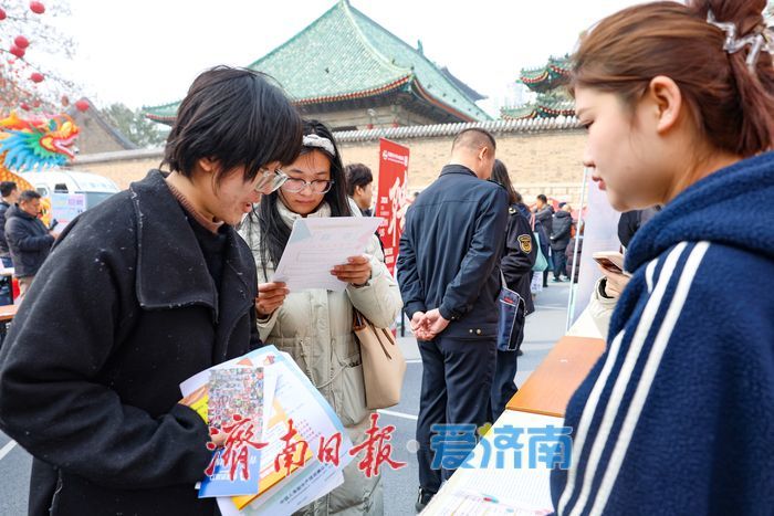 “春风行动”暖人心 上新街人气爆棚