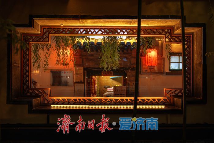 一年四季 泉在济南丨西更道街夜晚雕窗烛影，展现济南泉韵魅力
