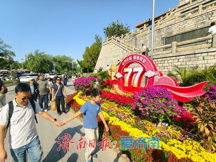 泉城红色地标 国庆氛围感拉满