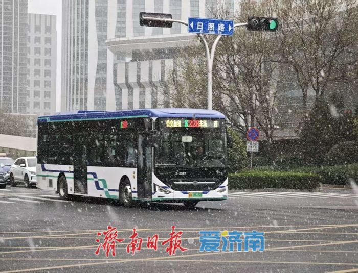 今冬初雪如约而至 济南公交全力护航市民出行路