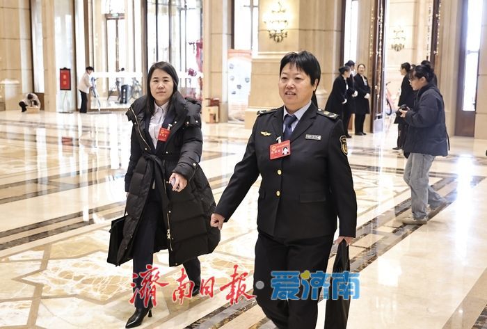 出席市两会的代表委员陆续报到