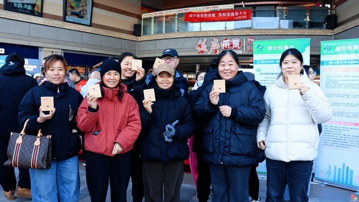 进天桥商圈进企业 济南市统计工作者开展面对面普法宣传