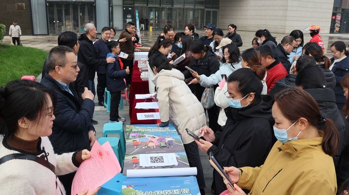 济南市统计工作者进重点商圈开展普法宣传