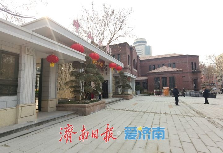 泉城年味气氛组已就位，是“蛇”候过年啦！