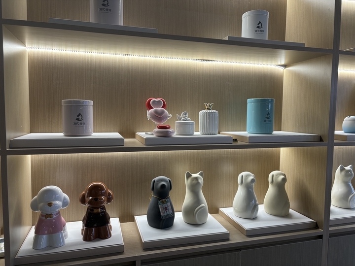 三位济南姑娘转行“宠物殡葬师” 为上千只宠物举行告别仪式