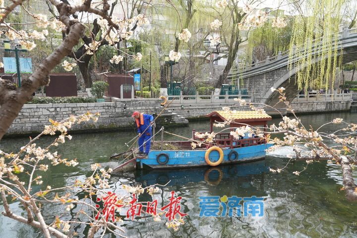 护城河畔泉韵悠扬醉游人