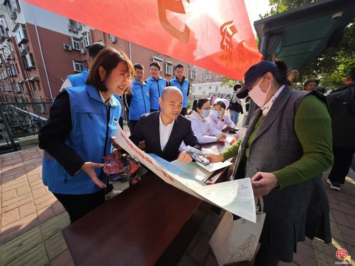 重阳敬老 绿色出行——济南公交出行管家进社区开展爱老敬老活动