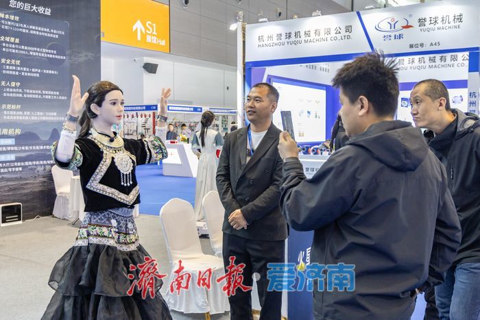 仿真人形机器人亮相先进制造技术博览会