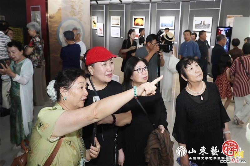 “裁光剪影——渠晋湘‘摄影·剪纸’跨界艺术作品展”在济南开幕