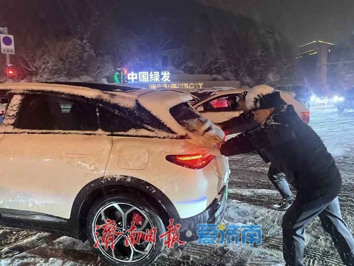 雪锁归途，济南公交人化身“破冰者”