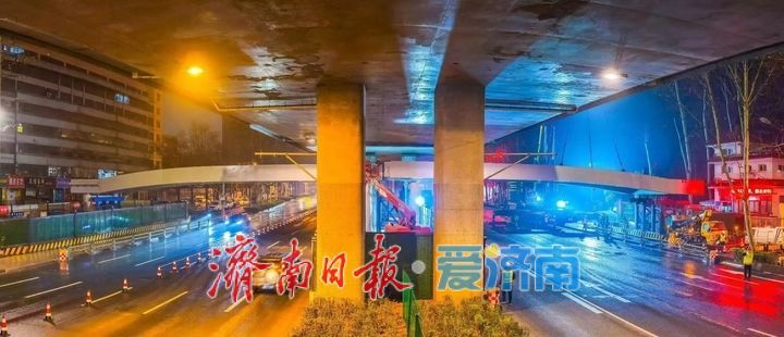 便民通行再提速！二环东路百花公园人行天桥主桥吊装完成