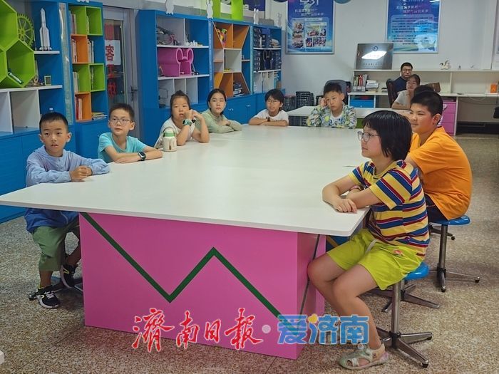 探秘零下78℃的“干冰魔法”：济南科技馆“小小科学家”公益课堂点燃科学梦