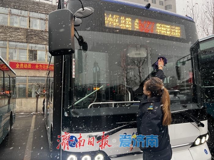 今冬初雪如约而至 济南公交全力护航市民出行路