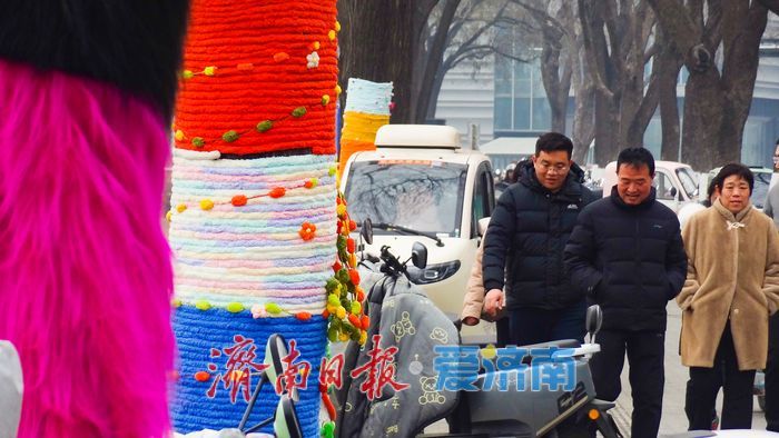 泉城广场树干“穿”彩衣 寒冬添暖又添景