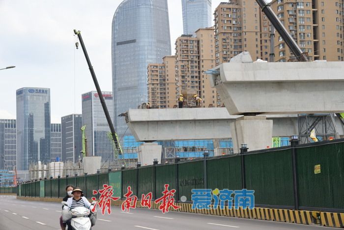 高温酷暑赶建设 建设者化身桥面最美舞者