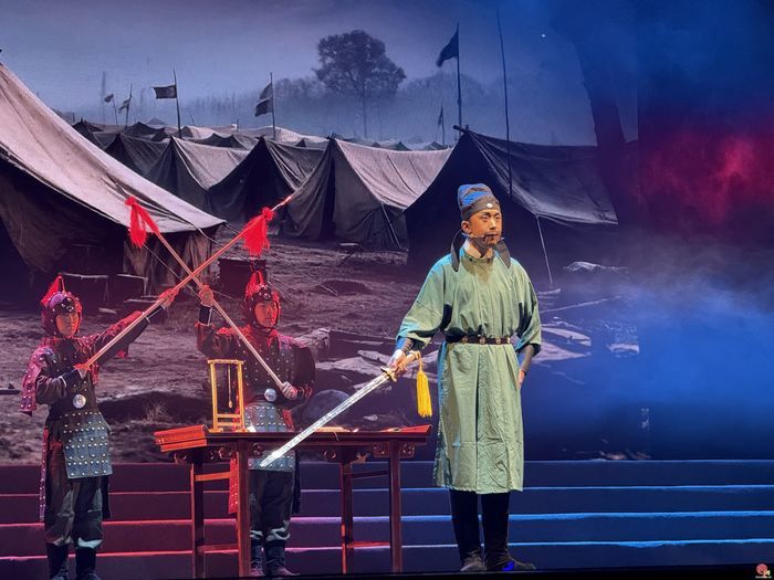 以艺术之力铸魂育人，爱国主义思政舞台剧《城·光》济南首演