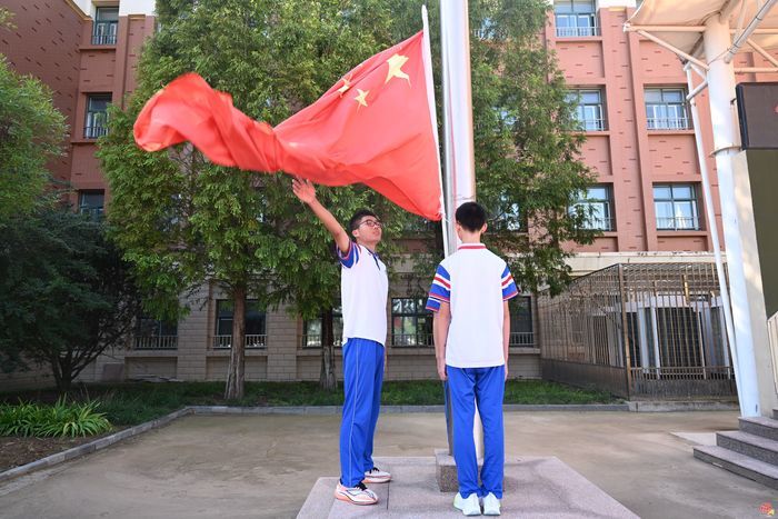致敬荣耀之光  筑牢法治之基-----济南市市中区锦华学校开学典礼