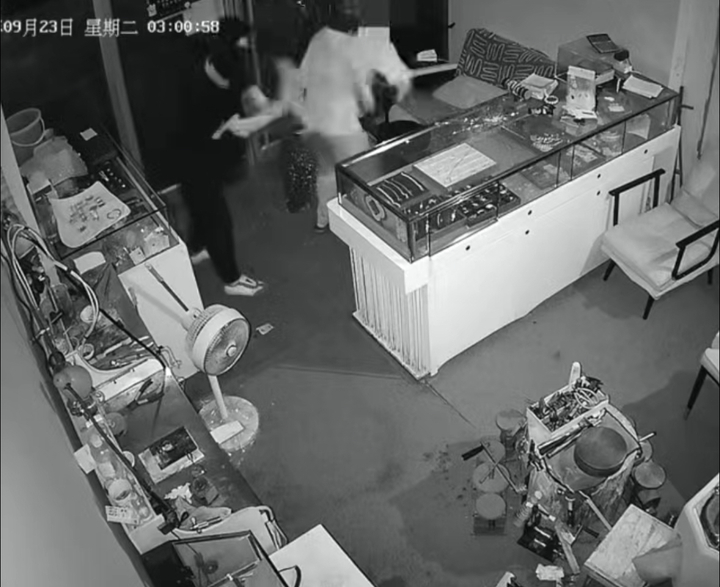 深夜锤击珠宝柜，济南三名嫌疑人盗窃2万余元金饰落网