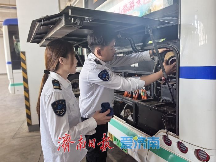 方向盘上的坚守 00后公交夫妻档的别样“蜜月”