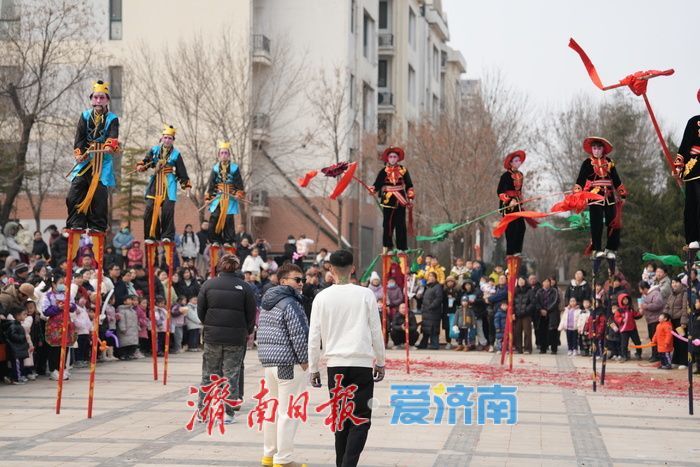 新春走基层丨济南小米高跷队正月巡演 传统技艺舞动泉城年味