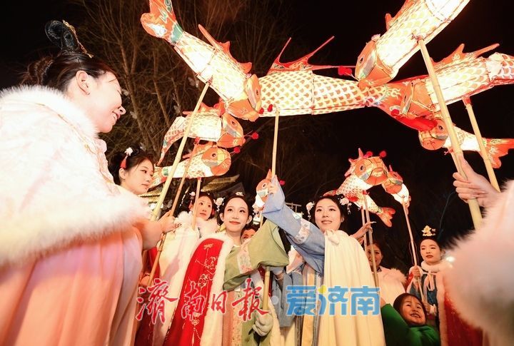 鱼灯巡游映曲水，清照舞韵醉泉城