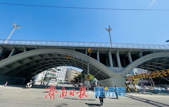 纬二路老天桥桥下收尾，钢骨显露待焕新